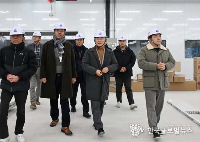 김동근 시장이 1월 6일 (주)시지메드텍 D동 건축 현장현장을 둘러보고 있다.