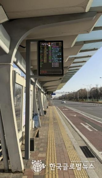 다국어 지원 버스정보안내기가 설치된 안산역 버스정류장 전경.