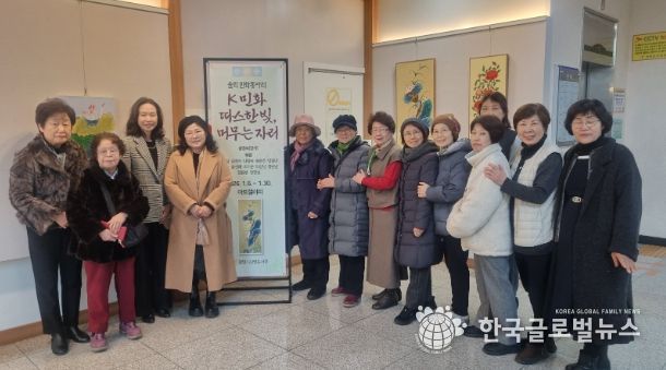 지난 6일 솔뫼 민화동아리원이 도서관 1층 아트갤러리에서 열린 한국 전통민화 전시 'K민화 - 따스한 빛, 머무는 자리'에 참석해 기념사진을 촬영하고 있다.