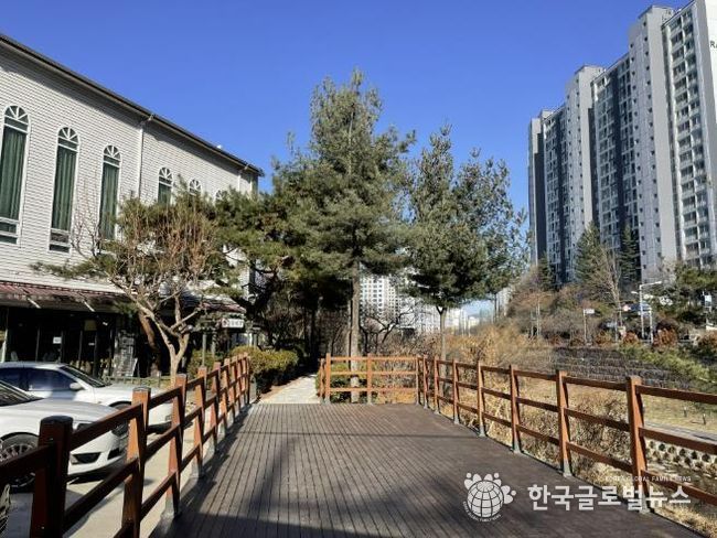 용인특례시 수지구는 풍덕천동 1153번지 일원 산책로를 정비했다