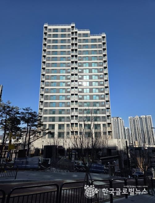 안양 냉천 행복주택(필름 부착 외관 사진).