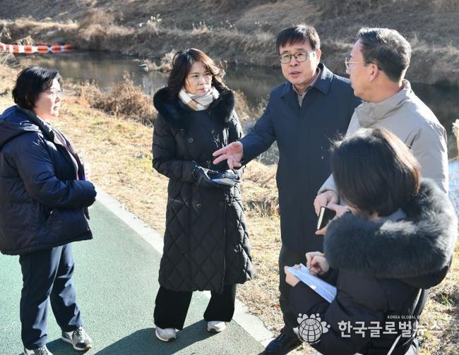 수원시 영통구, 원천리천 징검다리 설치 요구 사항 현장 점검