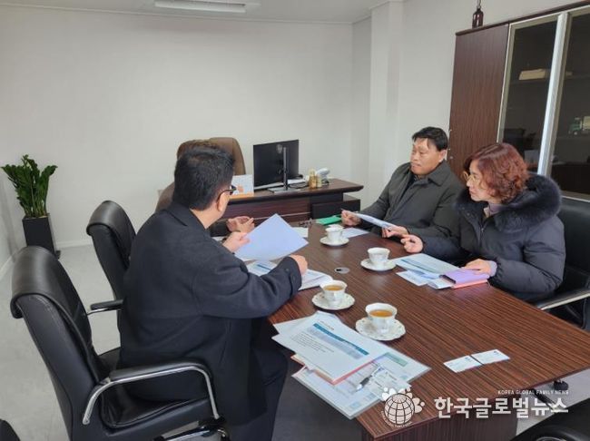 제일클린업㈜ 관계자들과 간담회 중인 평택시 안중출장소 문종호 소장(오른쪽에서 2번째)과 환경위생과 최영미 과장(오른쪽 1번째)