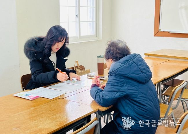 수원시 영통구치매안심센터 관계자가 망포동성당에서 찾아가는 치매조기검진을 하고 있다.