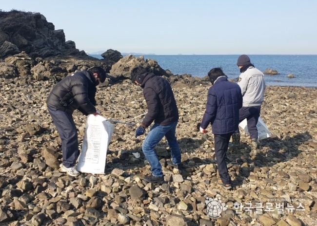 화성특례시가 14일 국화도에서 민관합동 해양방제활동을 하고 있다