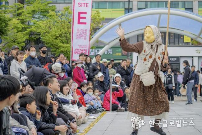 2025년 제21회 안산국제거리극축제 국내공식 참가작 '찰칵찰칵' 공연 사진(안산문화재단 제공).