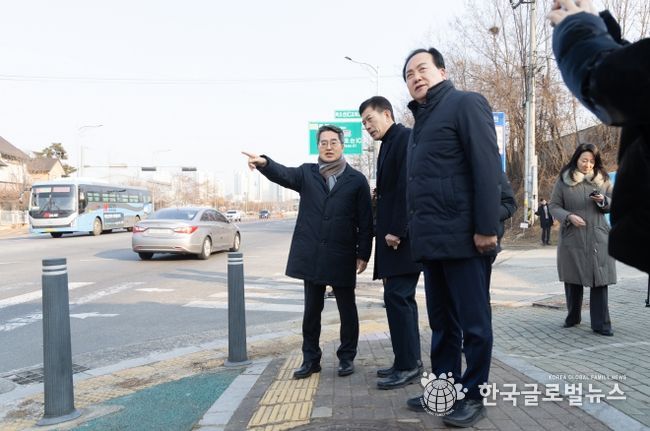 23일 오후 김동연 경기도지사와 이권재 오산시장이 북오산ic 진입로 확장 현장 확인을 하고 있다.