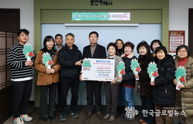 이상일 시장과 농업단체 관계자들이 23일 시청 시장실에서 성금 전달식을 마친 뒤 기념사진 촬영을 하고 있다.