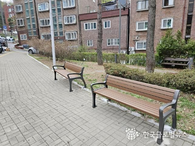 중원구 은행동 경사로 주변에 설치된 휴식용 벤치 모습
