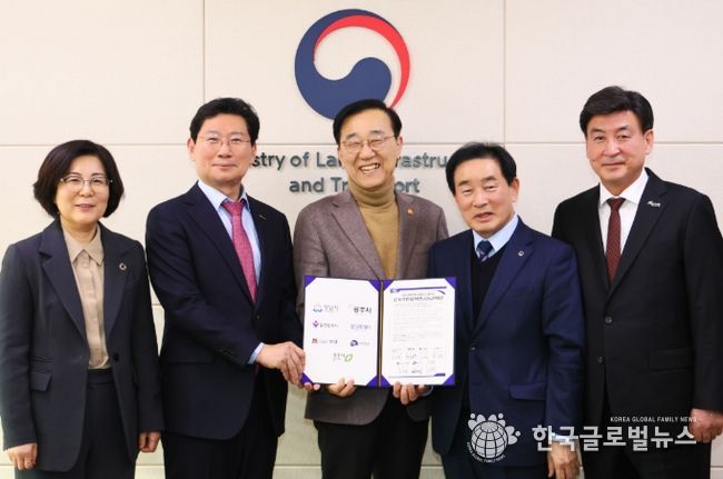 이상일 용인특례시장이 26일 정부세종청사에서 김윤덕 국토교통부 장관에게 '중부권광역급행철도(JTX)'의 신속한 추진을 촉구하는 공동건의문을 전달했다. (사진은 왼쪽부터 김보라 안성시장, 이상일 용인특례시장, 김윤덕 국토교통부장관, 송기섭 진천군수, 방세환 광주시장)