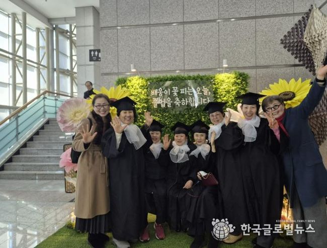 용인특례시가 초등학교와 중학교 학력 인정 합동 졸업식을 열었다.