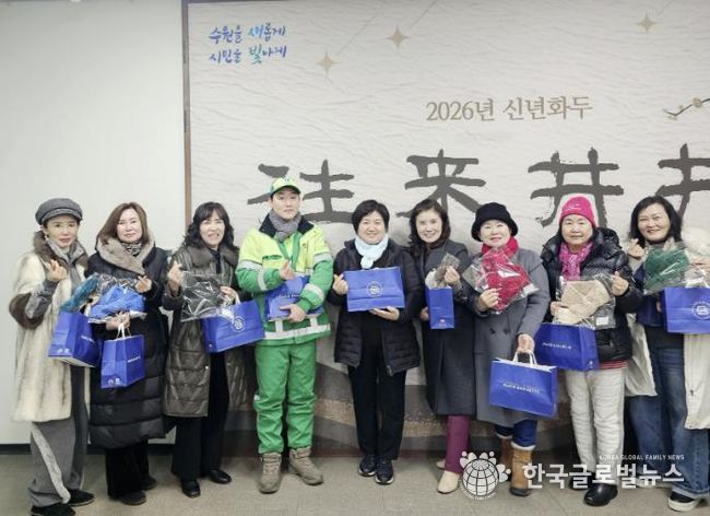 수원시 권선구 곡선동 어울림헤라봉사회, 환경관리원에 방한 물품 전달
