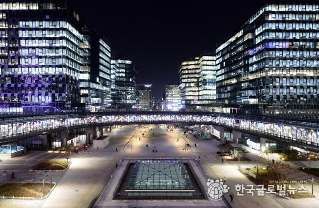 성남 첨단산업 기업 사무실 불빛으로 밝아진 판교테크노밸리의 야경