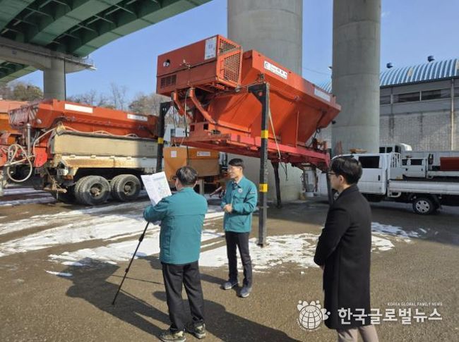 김경주 기흥구청장이 취임식 대신 구민의 안전과 생활 현안을 살피는 현장방문으로 공식 업무를 시작했다.