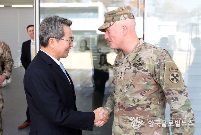 김동연 경기도지사, 조셉 힐버트 신임 미8군 사령관 만나 한미동맹 강화 위한 협력 약속