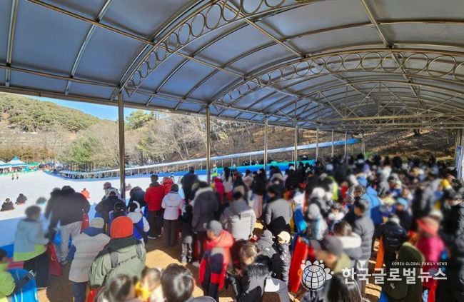 무봉산청소년수련원 눈썰매장에서 눈썰매를 타기 위해 기다리는 이용객들 모습