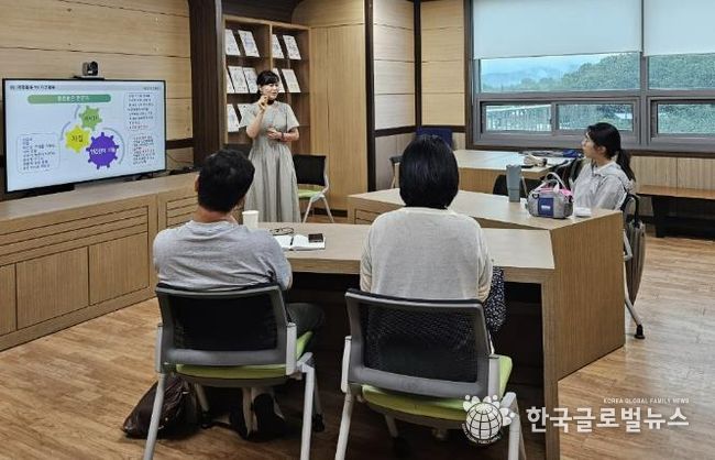 용인특례시는 용인시농업기술센터의 컨설팅 지원을 받은 용인곤충테마파크와 판앤트리 등 2개 농장이 농촌진흥청 '우수 치유농업시설 인증'을 획득했다고 밝혔다. 사진은 지난해 7월 진행한 컨설팅 모습