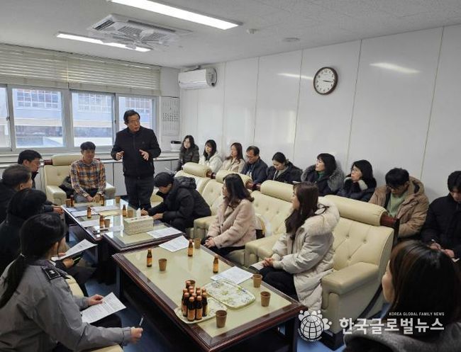 1월 14일 귀인초등학교에서 권주홍 안양시 옴부즈만 위원장이 학부모 및 학교 관계자들과 간담회를 갖고 통학로 안전 확보를 위한 건의 사항을 청취하고 있다