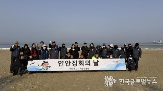 12일 대부도 방아머리해변에서 대부해양본부 직원 및 지역주민들이 연안 정화활동을 하고있다.
