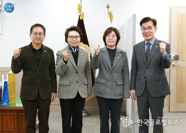 단체사진을 찍고 있다.