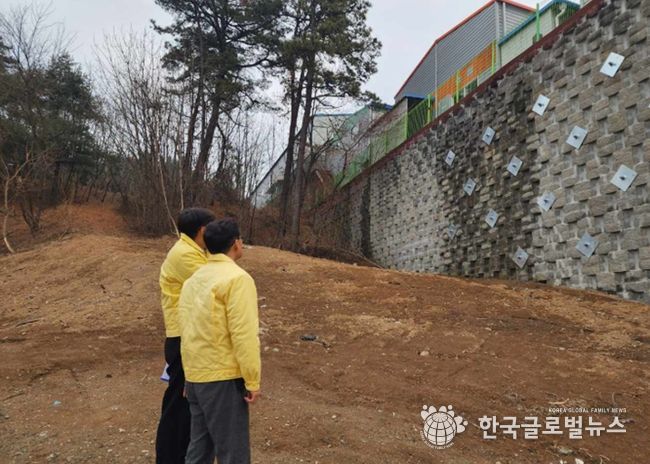 윤성진 화성특례시 제1부시장이 해빙기 급경사지 붕괴위험지역을 찾아 옹벽 상태를 점검하고 있다