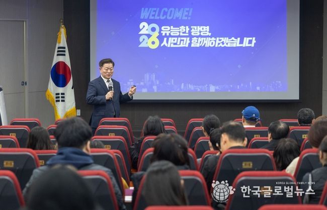 박승원 광명시장이 지난 21일 평생학습원에서 열린 '2026년 시민과의 대화-토요일에 만나요!'에 참석한 시민들과 소통하고 있다.