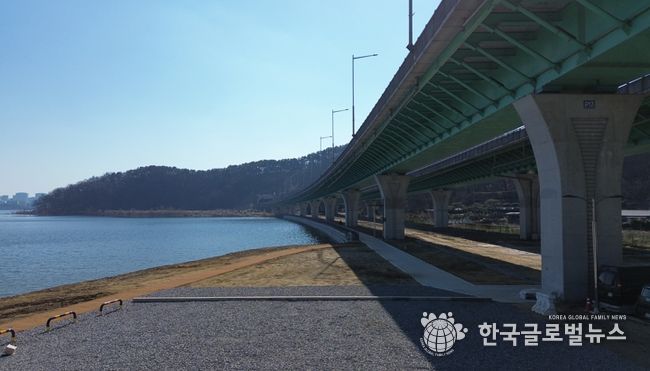 용인특례시가 기흥저수지 유휴공간을 활용해 수변공간으로 조성했다.