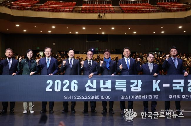 김민석 국무총리가 23일 인천 계양문화회관에서 열린 더불어민주당 인천시당 초청 K-국정설명회에서 특별강연을 하고 있다.