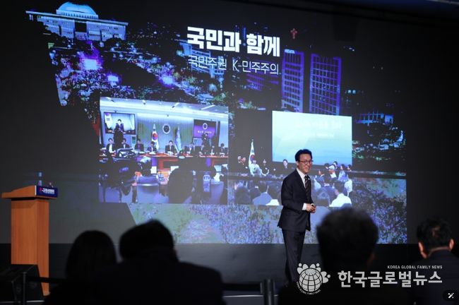 김민석 국무총리가 24일 충북 청주 엔포드호텔에서 열린 K-국정설명회에서 더불어민주당 국회의원, 광역·기초 의원, 당원들을 대상으로 특별강연을 하고 있다.