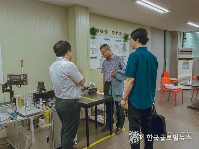 2025년에 생산레벨업 지원사업에 참가한 기업의 현장을 점검하는 경과원 관계자들