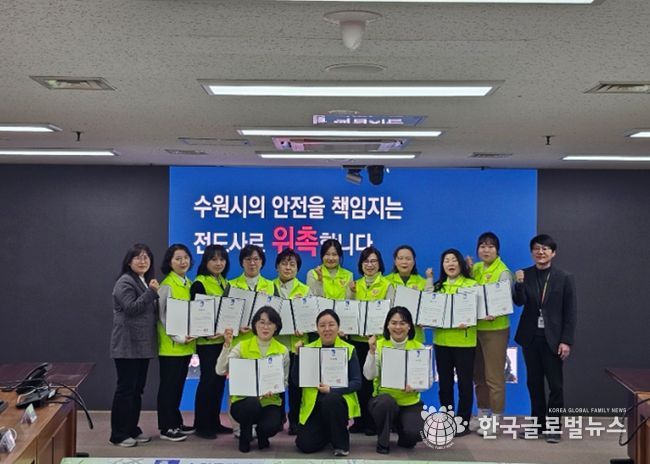 새빛안전지킴이 교육 강사 위촉식 후 기념촬영을 하고 있다.