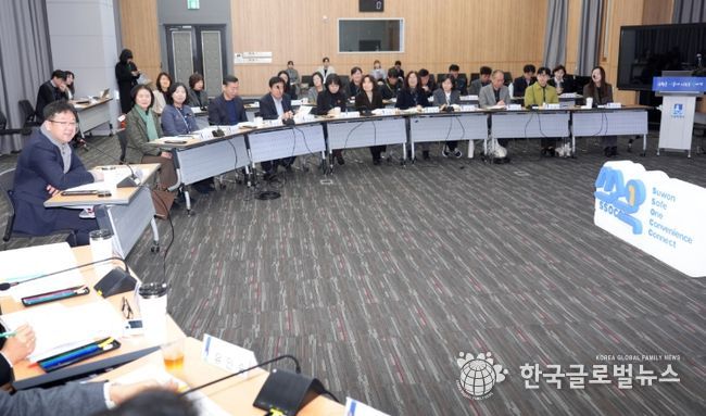 수원시가 ‘수원시 1인 가구 지원사업 부서 간담회-쏘옥(SsOcC)토크’를 열고 있다.