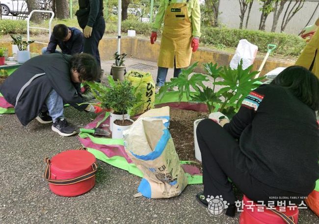 ‘찾아가는 새빛 정원 상담실’에서 시민들이 분갈이 교육을 받고 있다.