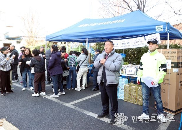 이재식 수원특례시의회 의장이 세류3동 정월대보름 척사대회에서 주민들에게 인사말을 하고 있다.
