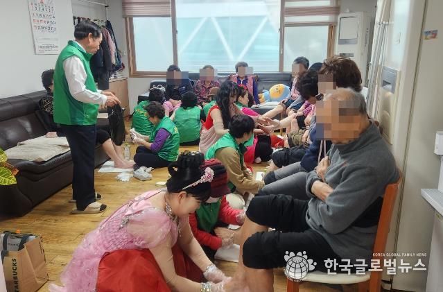 수원시 장안구 송죽동 새마을부녀회, 발마사지 봉사와 음악 공연 선사