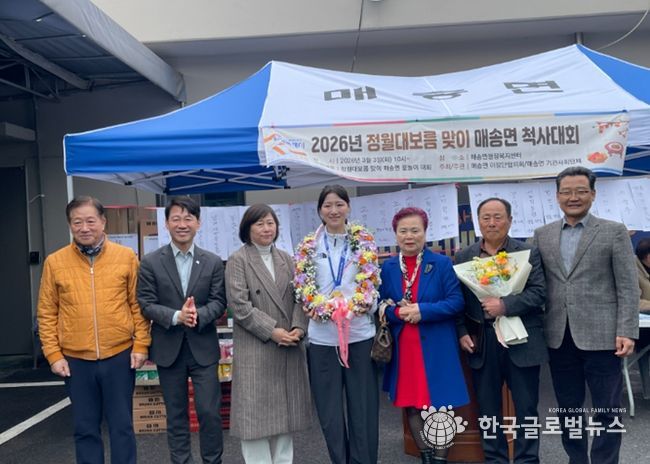 노도희 선수가 외조부모 및 매송면 주민들과 함께 금메달 획득을 축하하며 기념촬영을 하고 있다.