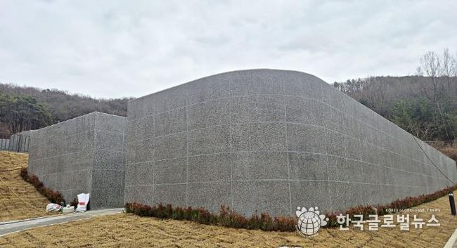 신규 설치된 화성도시공사 함백산추모공원 봉안담 사진