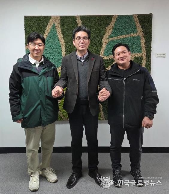 광명도시공사 한정광 경영관리본부장(가운데), 전국노동평등노동조합 광명도시공사지부 한상길 지부장(우측), 광명도시공사 김우진 사무국장(좌측).