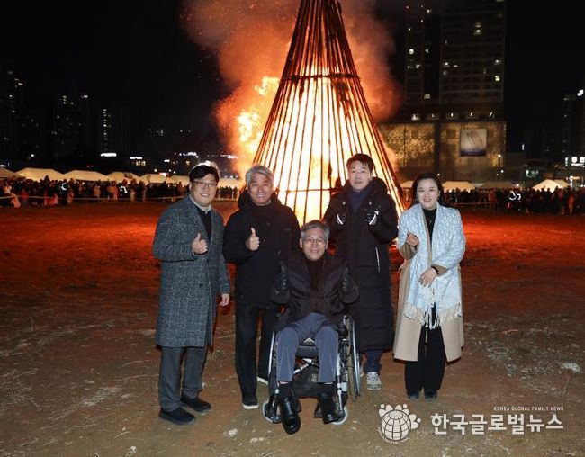 대보름 축제 참석한 시의원 기념 사진