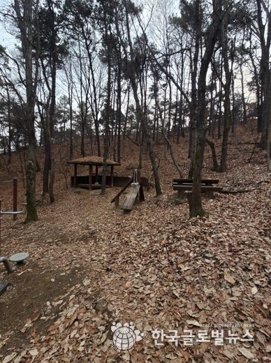 시설이 노후화된 수지구 광교산 숲길 전경