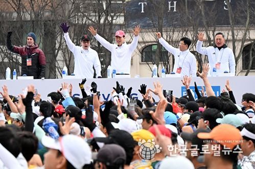 오세훈 서울시장이 15일(일) ‘2026 서울마라톤’ 참가자들을 응원하고 있다.