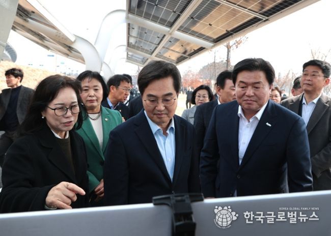 임병택 시흥시장(사진 오른쪽)과 김동연 경기도지사(사진 가운데)가 정왕동 2376번지 시화방조제 자전거길을 찾아 완성된 태양광 시설 설치에 관한 설명을 듣고 있다