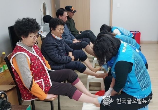 바르게살기운동 동삭동위원회, 경로당 찾아 손발 케어와 이미용 봉사