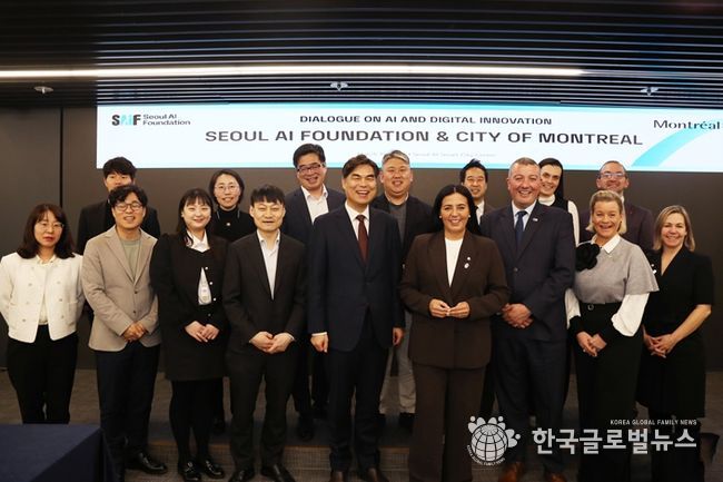 서울AI재단 김만기 이사장(왼쪽에서 다섯 번째)과 캐나다 몬트리올 시장(소라야 마르티네즈 페라다)을 비롯한 양측 관계자들이 간담회 후 기념사진을 찍고 있다.