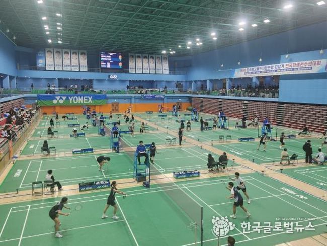 밀양시 배드민턴경기장에서 열린 ‘2026 한국중고배드민턴연맹 회장기 전국학생선수권대회’ 경기 모습