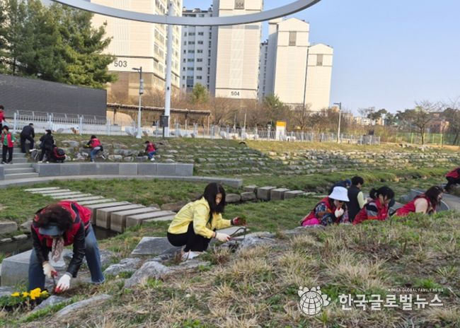 광명시 소하1동 행정복지센터와 통장협의회는 지난 25일 한내근린공원 일원에서 기후위기 대응을 위한 ‘우리 마을 꽃 심기’행사를 추진했다.