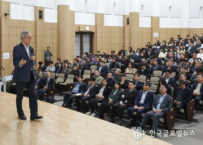 강남훈 기본사회위원회 부위원장이 화성특례시 공직자를 대상으로 기본사회 특강을 진행하고 있다