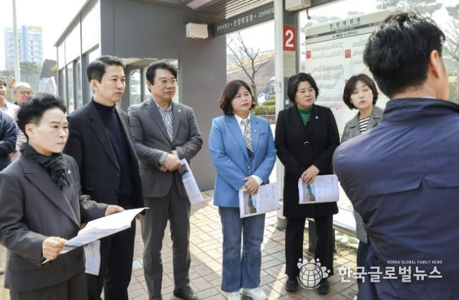 안산시의회 도시환경위원회가 지난 26일 한양대정문 버스정류소를 방문해 버스정류소 개선공사 추진 현황을 점검했다. 사진은 이날 현장활동의 모습.