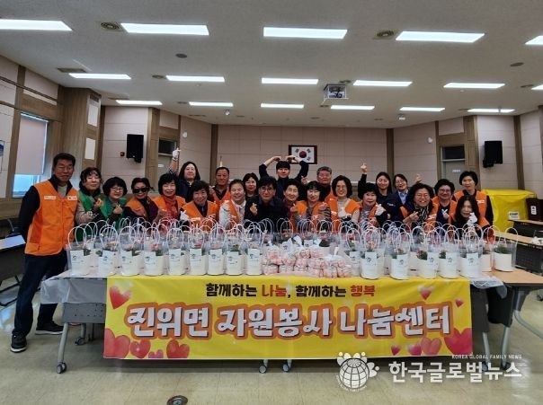 진위면 자원봉사 나눔센터, ‘평택 에너지 지킴이 3.3.3. 운동’ 실천 캠페인과 봄꽃 화분 나눔으로 1인 가구에 온기 전해