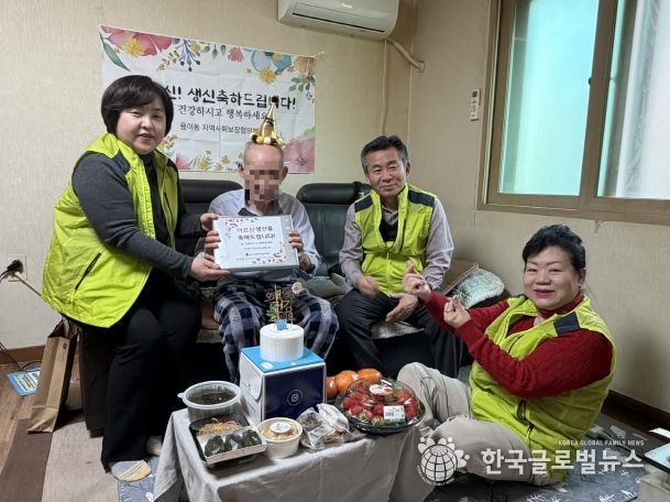 용이동 지역사회보장협의체, 저소득 홀몸 어르신 위한 생신 축하 방문사업 추진